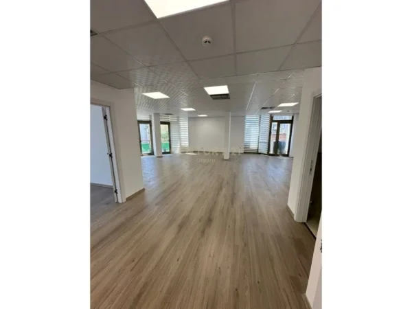 Tirane, jepet me qera zyre , 100 m² 1.500 € (Sheshi Willson)