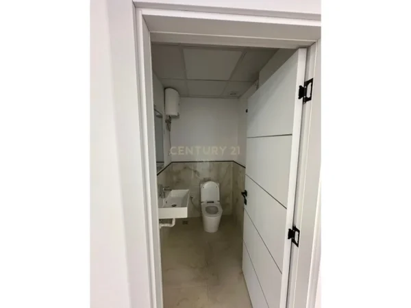 Tirane, jepet me qera zyre , 100 m² 1.500 € (Sheshi Willson)