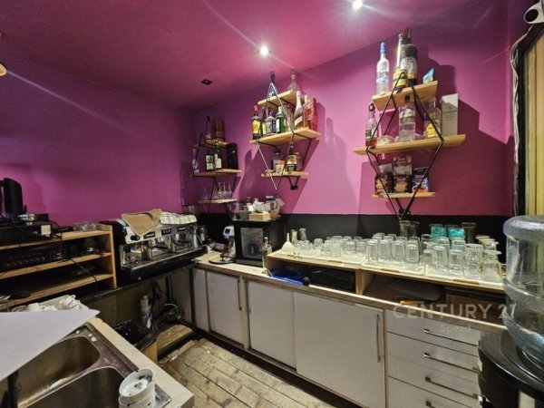 Tirane, jepet me qera bar-kafe Kati 0, 73 m² 700 € (Rruga 5 Maji)