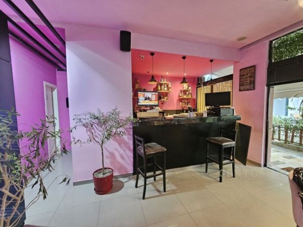 Tirane, jepet me qera bar-kafe Kati 0, 73 m² 700 € (Rruga 5 Maji)