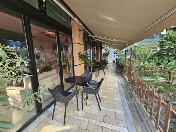 Tirane, jepet me qera bar-kafe Kati 0, 73 m² 700 € (Rruga 5 Maji)