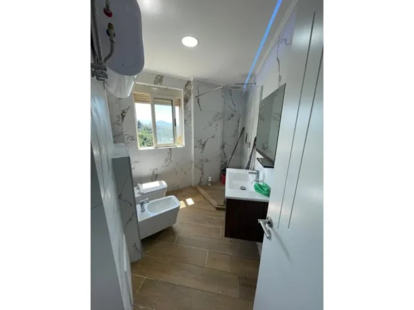 Tirane, shitet apartament 3+1 Kati 4, 124 m² 124.000 € (FRESK)