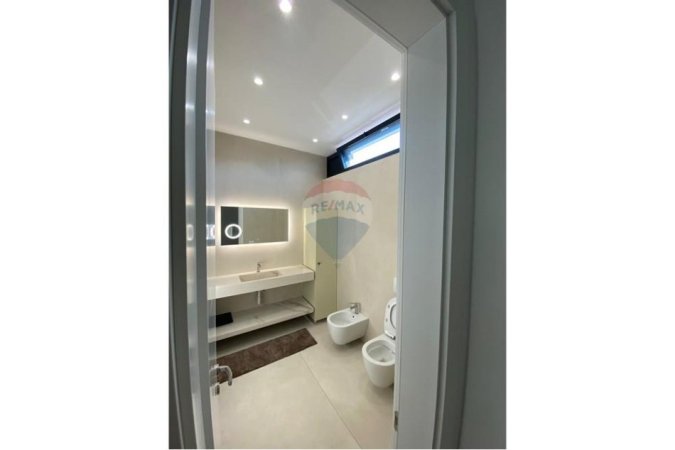 Tirane, shitet Vile 4+1+Ballkon , 340 m² 1.250.000 € 