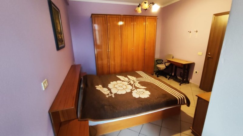 Tirane, jap me qera apartament 2+1+Ballkon Kati 1, 90 m² 450 € (mbi rrethin e shkozes)