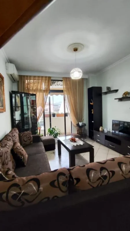 Tirane, jap me qera apartament 2+1+Ballkon Kati 1, 90 m² 450 € (mbi rrethin e shkozes)