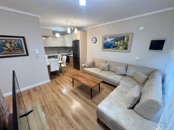 Tirane, jepet me qera apartament 2+1 Kati 1, 120 m² 700 € 