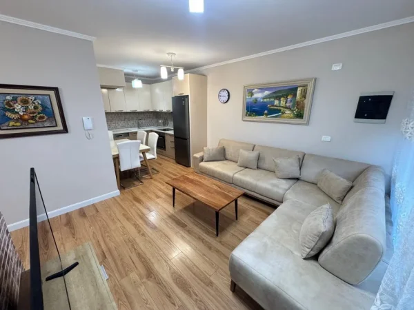 Tirane, jepet me qera apartament 2+1 Kati 1, 120 m² 700 € 