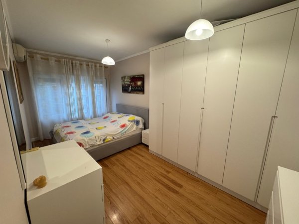 Tirane, jepet me qera apartament 2+1 Kati 1, 120 m² 700 € 