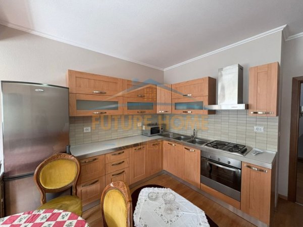 Tirane, jepet me qera apartament 2+1 Kati 2, 100 m² 750 € (Myslym Shyr)