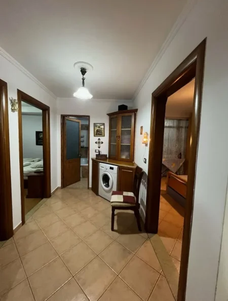 Tirane, jepet me qera apartament 2+1 Kati 2, 85 m² 700 € (21 dhjetori pran mozaikut)