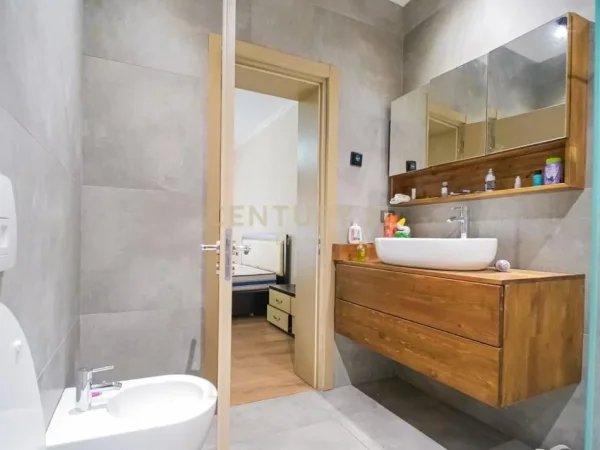 Tirane, shitet apartament 3+1+Ballkon Kati 11, 156 m² 425.000 € (Ish Ekspozita)