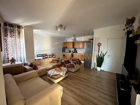 Tirane, jepet me qera apartament 2+1 Kati 3, 85 m² 550 € 