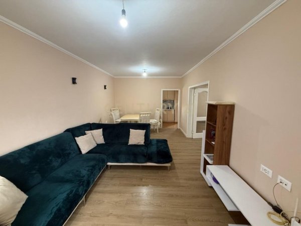 Tirane, jepet me qera apartament 2+1 Kati 5, 600 € (Oxhaku)