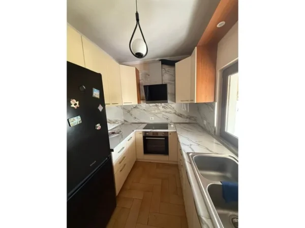 Tirane, jepet me qera apartament 2+1 Kati 5, 600 € (Oxhaku)
