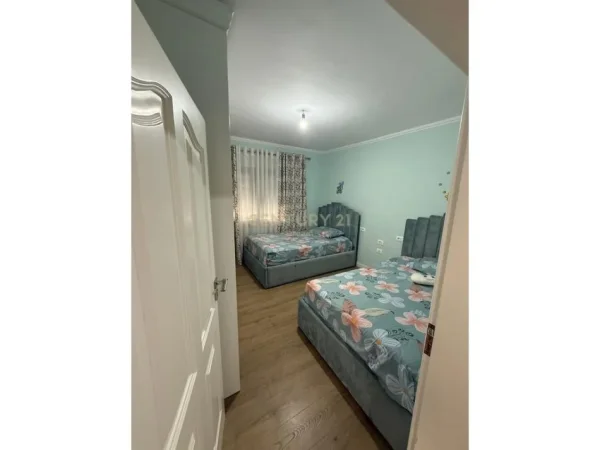Tirane, jepet me qera apartament 2+1 Kati 5, 600 € (Oxhaku)