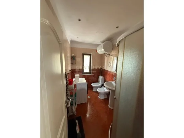 Tirane, jepet me qera apartament 2+1 Kati 5, 600 € (Oxhaku)