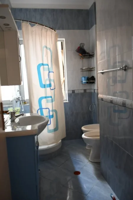 Tirane, jepet me qera apartament 2+1+Ballkon Kati 4, 90 m² 450 € (Rr. “Spiro Cipi”)