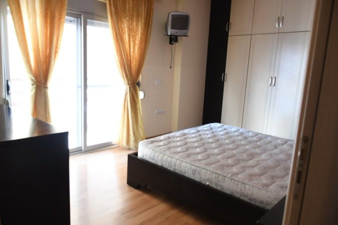 Tirane, jepet me qera apartament 2+1+Ballkon Kati 4, 90 m² 450 € (Rr. “Spiro Cipi”)