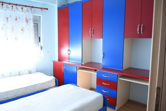 Tirane, jepet me qera apartament 2+1+Ballkon Kati 4, 90 m² 450 € (Rr. “Spiro Cipi”)