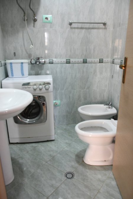 Tirane, jepet me qera apartament 2+1+Ballkon Kati 4, 90 m² 450 € (Rr. “Spiro Cipi”)