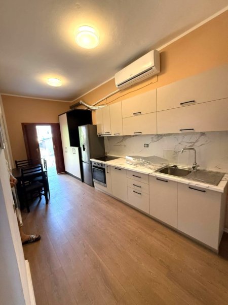 Jepet Hyrje 1+1 + Poste Parkimi me Qera tek Kristal Center ne Komunen e Parisit. Mobilim i ri fringo 450 €uro