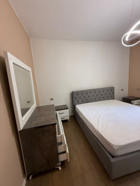 Jepet Hyrje 1+1 + Poste Parkimi me Qera tek Kristal Center ne Komunen e Parisit. Mobilim i ri fringo 450 €uro