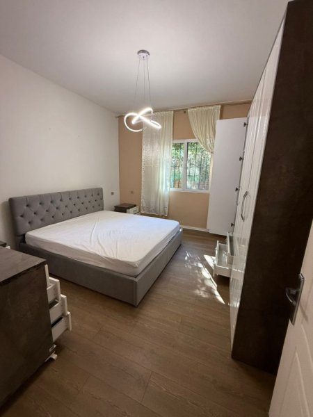 Jepet Hyrje 1+1 + Poste Parkimi me Qera tek Kristal Center ne Komunen e Parisit. Mobilim i ri fringo 450 €uro