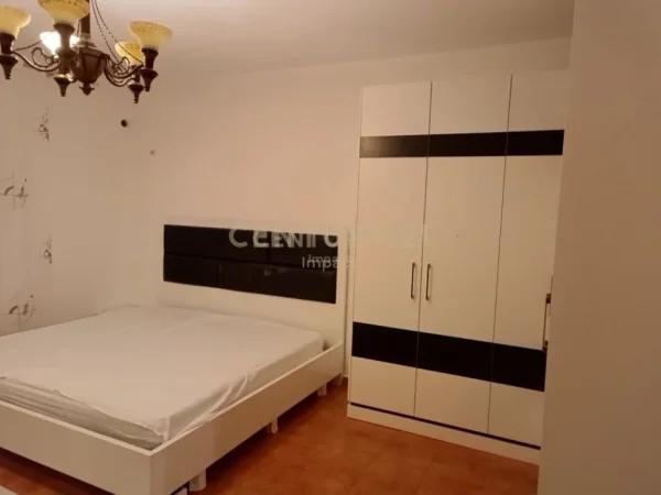 Tirane, jepet me qera apartament 4+1 Kati 3, 136 m² 550 € (KINOSTUDIO)