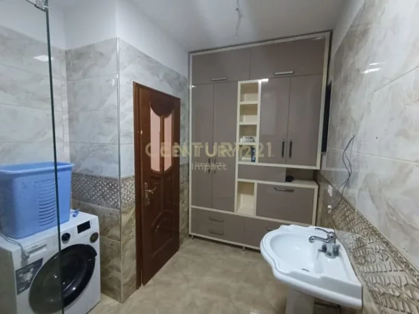 Tirane, jepet me qera apartament 4+1 Kati 3, 136 m² 550 € (KINOSTUDIO)