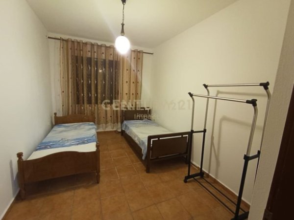 Tirane, jepet me qera apartament 4+1 Kati 3, 136 m² 550 € (KINOSTUDIO)
