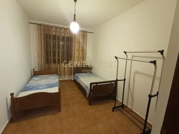 Tirane, jepet me qera apartament 4+1 Kati 3, 136 m² 550 € (KINOSTUDIO)