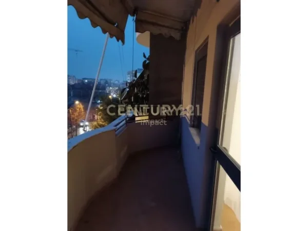 Tirane, jepet me qera apartament 4+1 Kati 3, 136 m² 550 € (KINOSTUDIO)