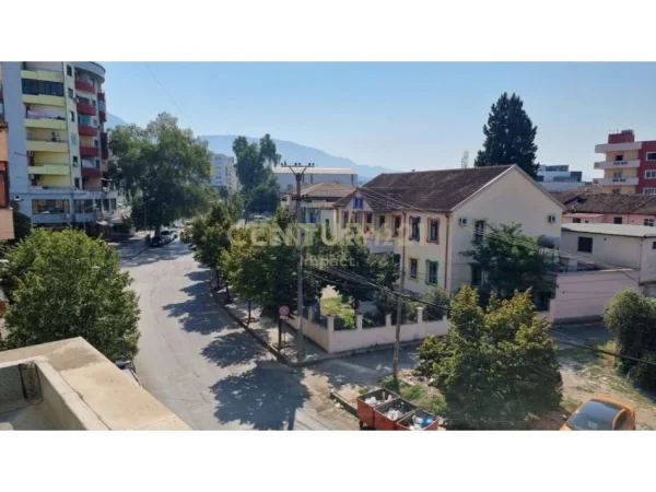 Tirane, jepet me qera apartament 4+1 Kati 3, 136 m² 550 € (KINOSTUDIO)