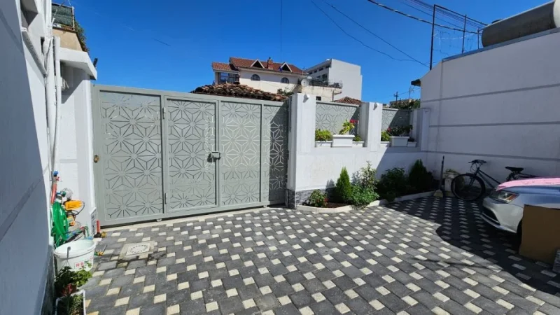 Jepet Vile me qira 3+1 ne nje nga zonat me te banuara te Tiranes, afer Medresese, rruga e Dibres