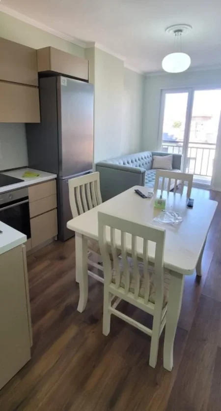 Tirane, jepet me qera apartament 1+1+Ballkon Kati 2, 55 m² 500 € (shkolla bashkuar)