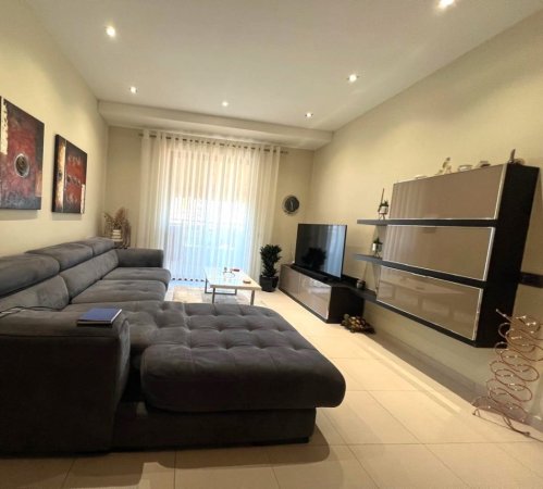 Tirane, jepet me qera apartament 2+1+Ballkon Kati 4, 86 m² 800 € (Rruga e DIbres/Rr.Gjon Buzuku)