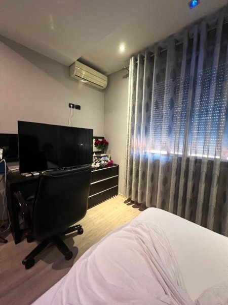 Tirane, jepet me qera apartament 2+1+Ballkon Kati 4, 86 m² 800 € (Rruga e DIbres/Rr.Gjon Buzuku)