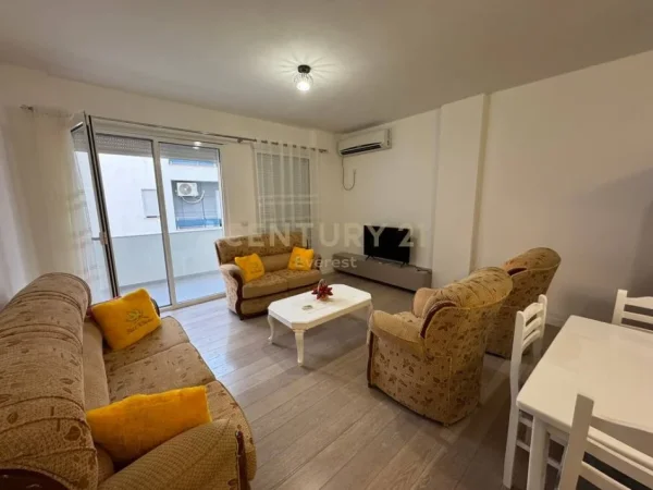 Tirane, jepet me qera apartament 1+1+Ballkon Kati 1, 82 m² 650 € (kopshti zologjik)