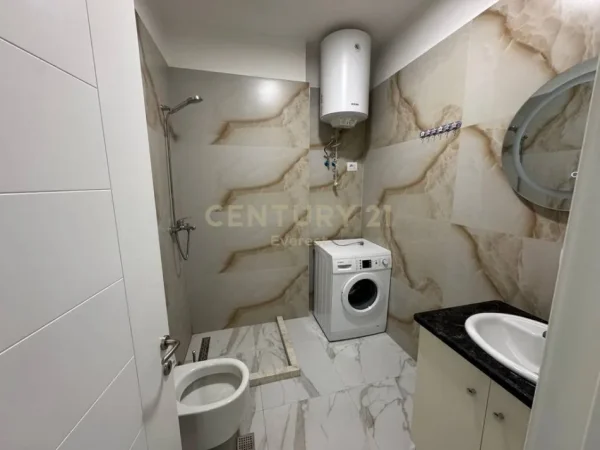 Tirane, jepet me qera apartament 1+1+Ballkon Kati 1, 82 m² 650 € (kopshti zologjik)