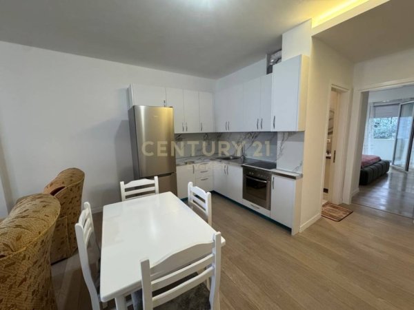 Tirane, jepet me qera apartament 1+1+Ballkon Kati 1, 82 m² 650 € (kopshti zologjik)