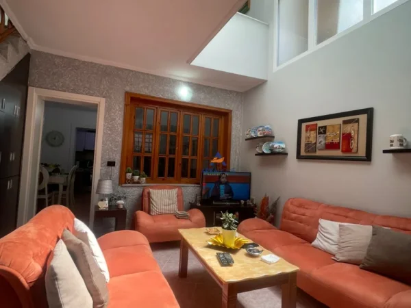 Tirane, shitet Vile 3+1+Ballkon Kati 3, 214 m² 321.750 € (NDODHET PRANE STACIONIT TE TRENIT, DISPANCERIA.)