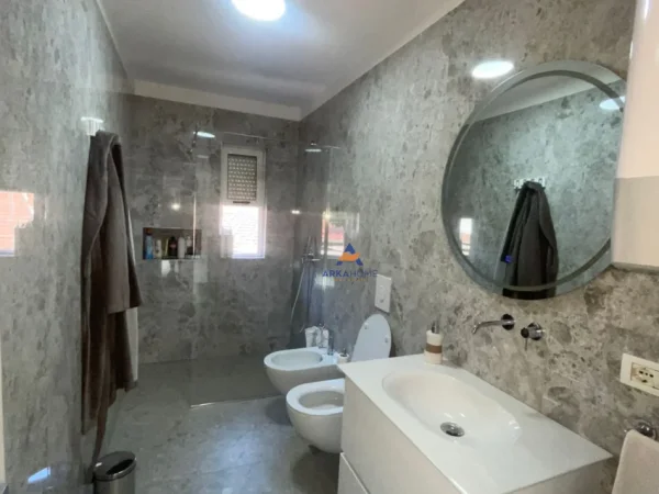 Tirane, shitet Vile 3+1+Ballkon Kati 3, 214 m² 321.750 € (NDODHET PRANE STACIONIT TE TRENIT, DISPANCERIA.)