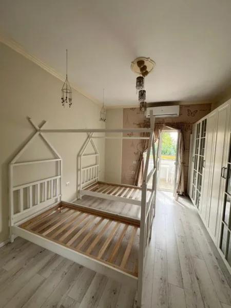 Tirane, shitet apartament 2+1+Ballkon Kati 2, 173.000 € 