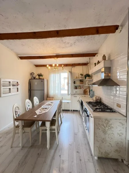 Tirane, shitet apartament 2+1+Ballkon Kati 2, 173.000 € 