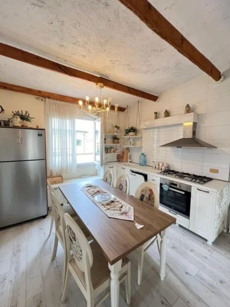 Tirane, shitet apartament 2+1+Ballkon Kati 2, 173.000 € 