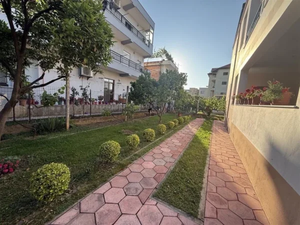 Tirane, jepet me qera apartament 3+1 , 198 m² 1.000 € (LAPRAKE)