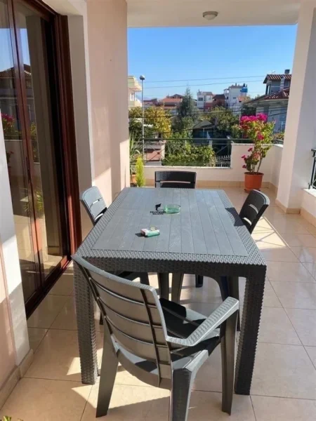 Tirane, jepet me qera apartament 3+1 , 198 m² 1.000 € (LAPRAKE)