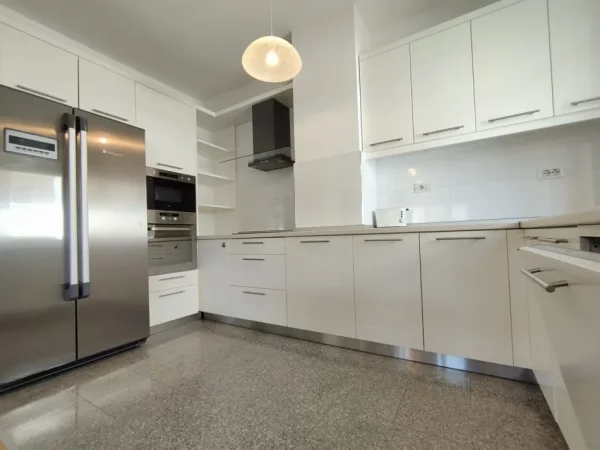 Tirane, jepet me qera apartament 2+1 Kati 1, 800 € (Rruga Ibrahim Shalqizi)