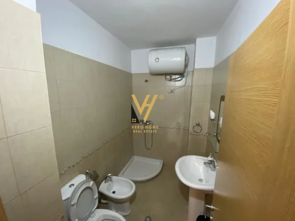 Tirane, jepet me qera apartament 2+1+Ballkon Kati 5, 90 m² 600 € (DISPANCERIA)