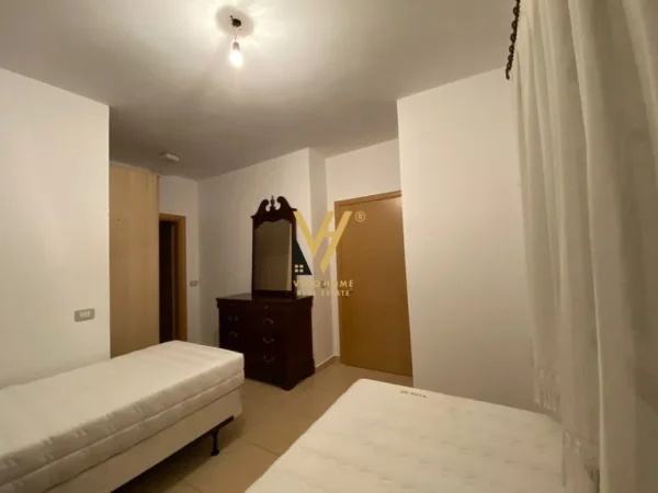 Tirane, jepet me qera apartament 2+1+Ballkon Kati 5, 90 m² 600 € (DISPANCERIA)